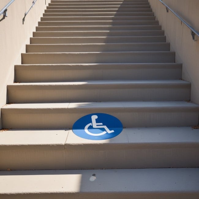 מדרגות ועליהן סמל של נגישות